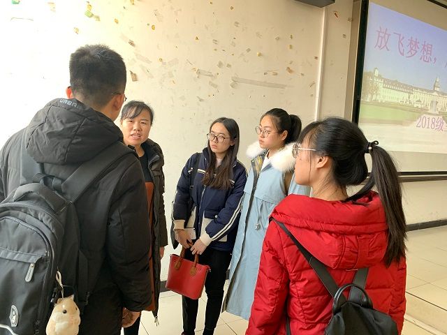 【辅导员说完满】放飞梦想 启程远航——食品与环境学院2018级主题年级会