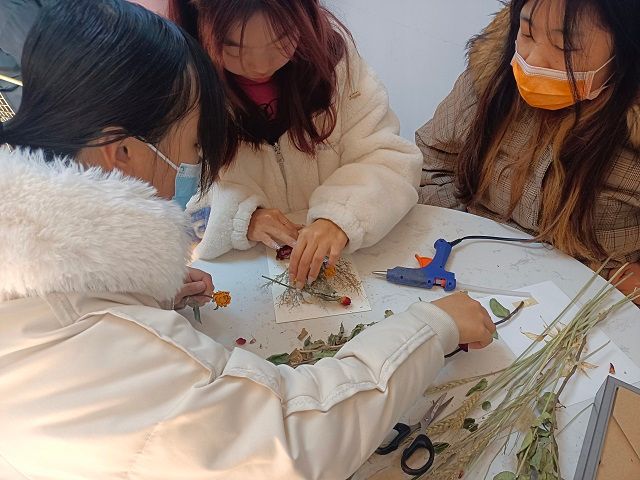 定格美好瞬间 花艺记录生活——食品与环境学院“与浪漫邂逅 将回忆封存”干花相框设计活动