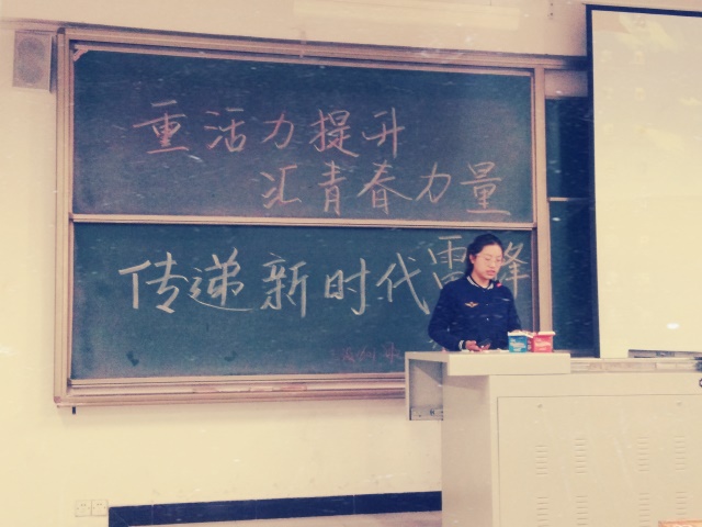 【完满班级】倡“钉子”精神 一面挤 一面钻——机电工程系工设1601班举办完满班级活动