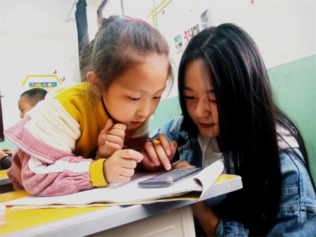 【完满班级】雷锋精神助我行 关爱他人暖人心 ——艺术传媒学院视觉1804班“行走的雷锋”小朋友关爱活动