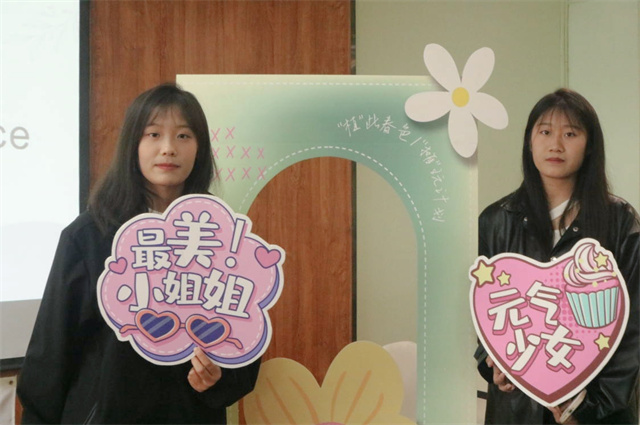 芳华春意浓 赴沁润邂逅——商务英语学院“携手靓丽 妆点佳人”销售主场