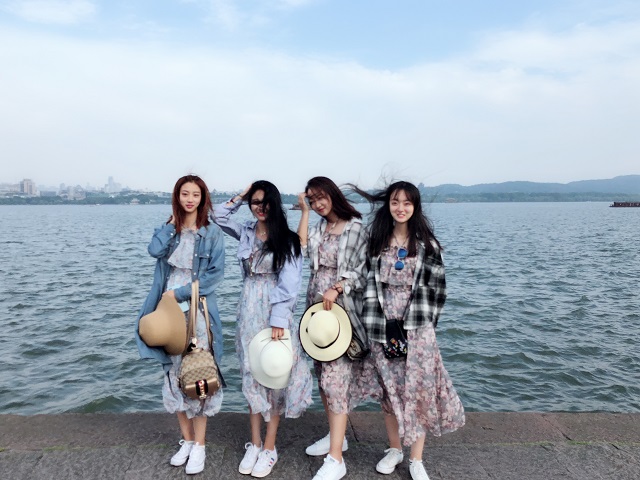 【完满班级】接天莲叶无穷碧 映日荷花别样红——艺术传媒学院环设1601、1605班举办创意照拍摄活动