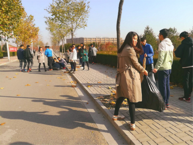 【完满班级】躬身扫街系校园 尘埃落定颂感恩——信工系物联网工程1701班举办公益扫活动