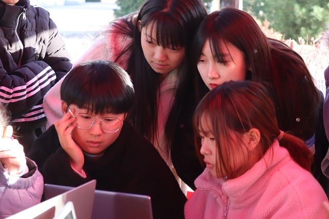 今天我们来玩儿把角色互换——经济与管理学院&商务英语学院开展“‘记’录盛世繁华景 聚焦璀璨幕后‘者’”记者节主题系列活动