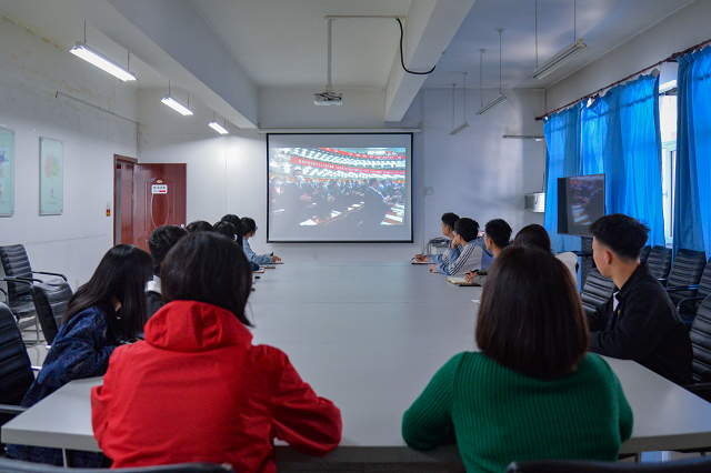 我校青年师生收看中国共产党第二十次全国代表大会开幕会
