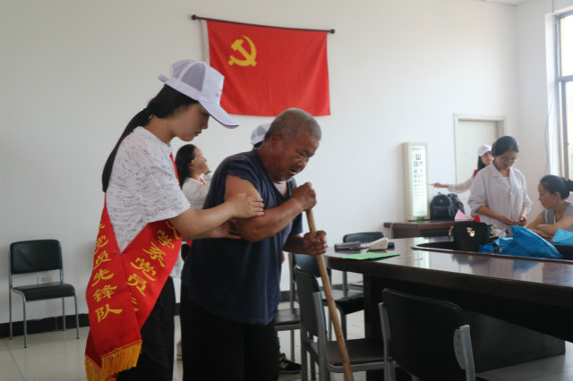 【三下乡】农村大龄老人医疗条件堪忧  志愿者临危授命
