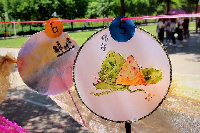 巧用中国元素 我校首届折扇扇面设计大赛成功举办