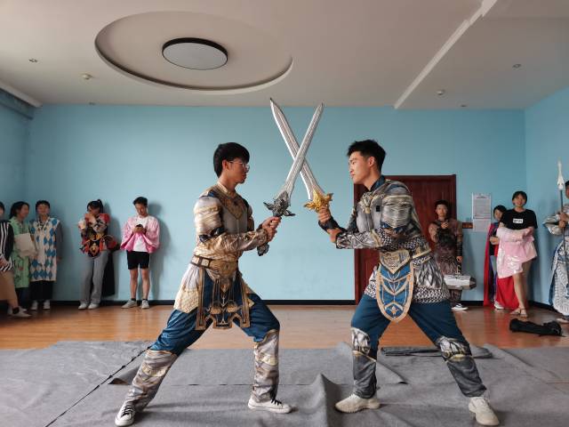 【戏剧节】笔歌墨舞 我们一直在路上——经济与管理学院助力第九届“魅夜乌马河”校园戏剧节