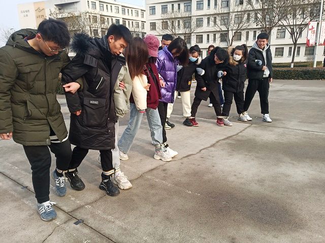 【完满班级】尽显团队风采 活力校园生活——艺术传媒学院18级环设1805班举办“你追我赶 趣味无限”五人六足比赛活动