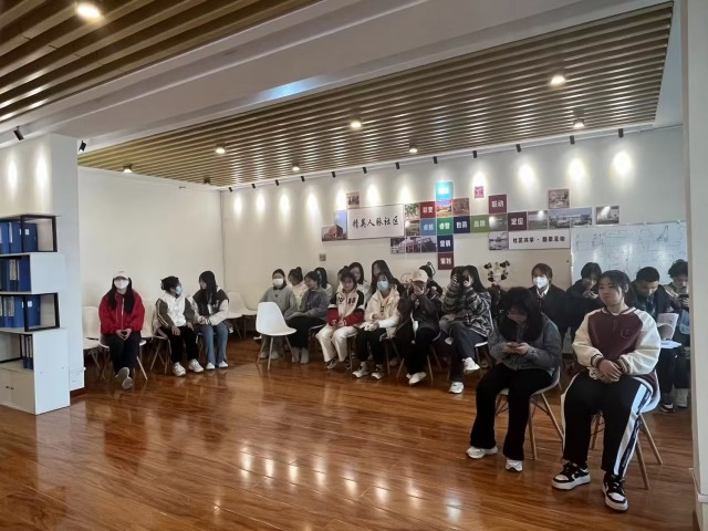 【完满团支部】追寻雷锋脚步 触碰中华美德——商务英语学院英语2201班完满团支部活动
