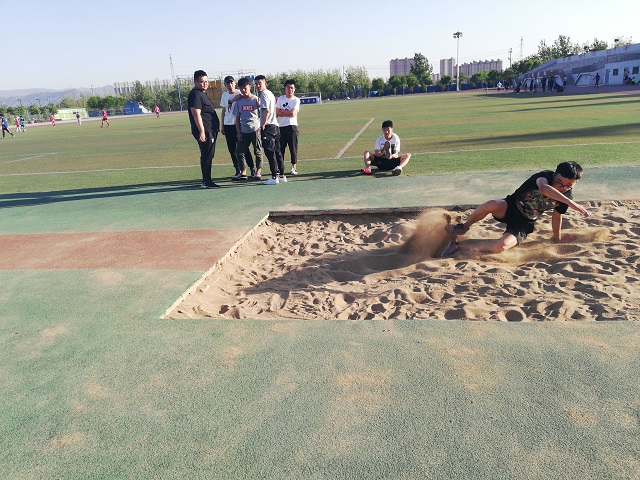 【完满班级】激情跳跃 燃烧斗志——青春无畏，冲破天空“数据1801班”沙坑跳远比赛