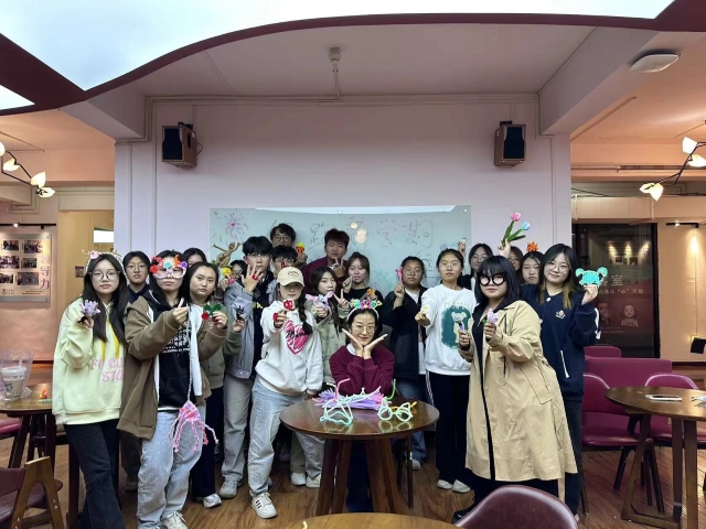 【完满团支部】巧手做 妙手生花塑万物 ——艺术传媒学院环设2301班完满团支部活