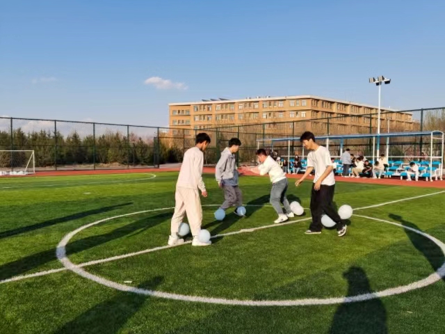 【完满团支部】激情踩气球 欢乐享年华——智能工程学院人工智能2202班完满团支部活动