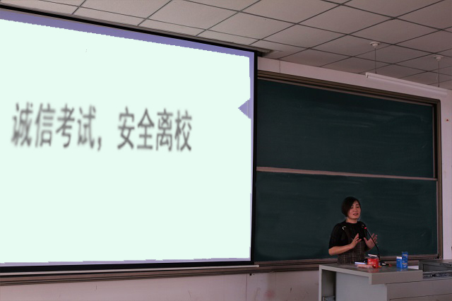 【辅导员说完满】扬起诚信之帆 执手安全之桨——食品与环境学院举办“诚信考试 安全离校”年级会