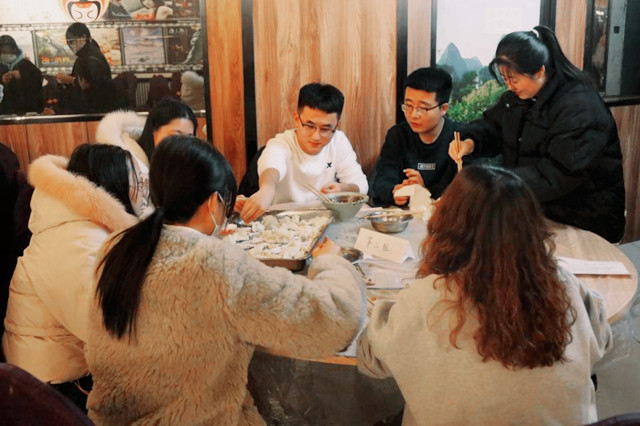 【完满班级】包一份情 暖一颗心——淬炼·国际商学院行管1901班完满班级活动