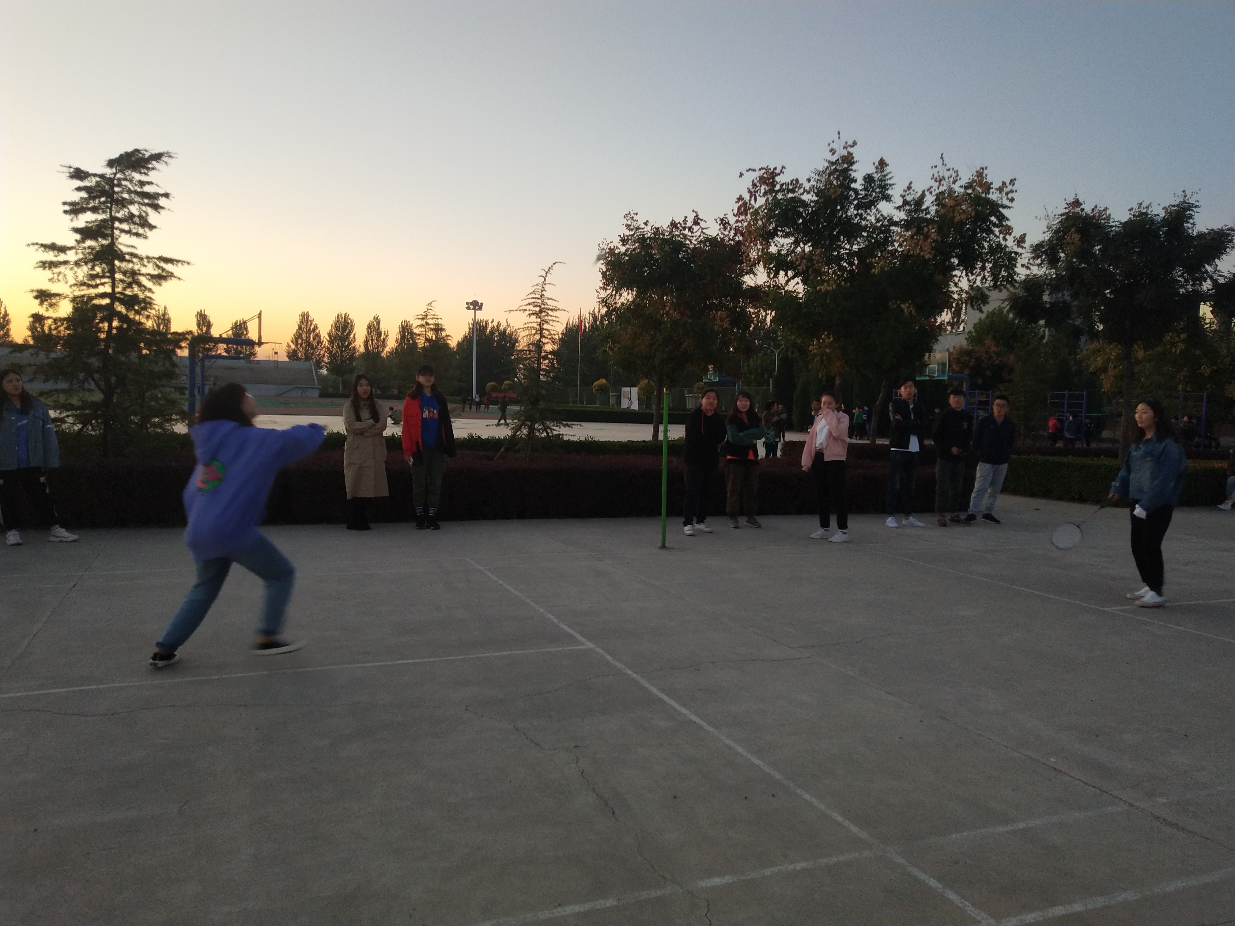 【完满班级】舞青春节拍 展东地风采——艺术传媒学院环设1701班举办“勇往直前 体味人生”羽毛球趣味游戏