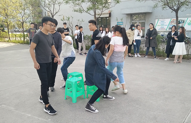 【完满班级】回味那趟仅售单程票的列车——视觉1501、1502举办班趣味素拓活动