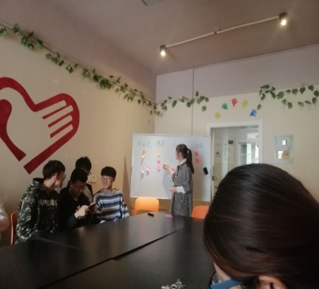 【完满班级】数据1802班“公益同行”垃圾分类小课堂