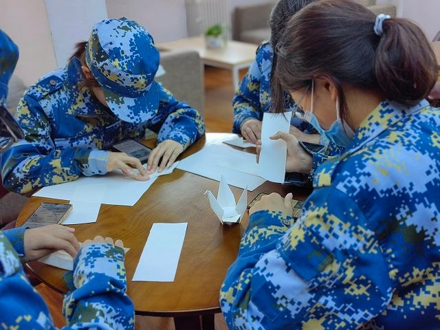 巧手生万物 尽显世间美——艺术传媒学院“七彩故事会”儿童成长关爱行动第165期