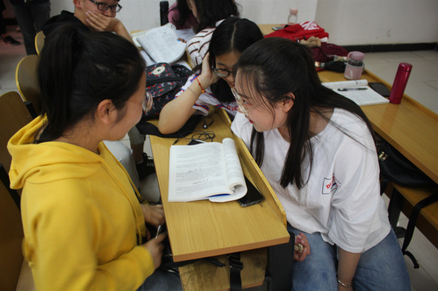 【戏剧节】第七届“魅夜乌马河”校园戏剧节5月17日晨读戏剧集锦