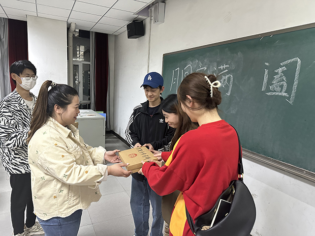 当中秋节遇上国庆 当小艺遇到可爱的“你们”