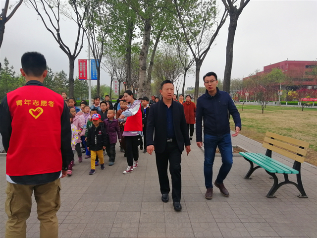 踏青之旅中 推普进行时——付井联合小学师生以及家长参观我校