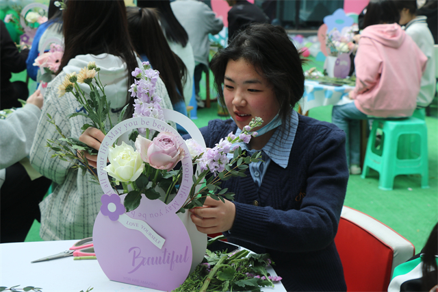 共看百花烂漫 同遇一个春日——“青春芳华 花漾之约”插花美学体验