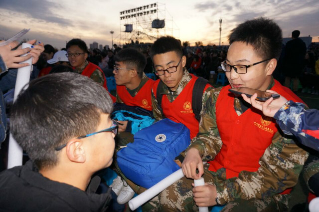 【音乐节】走进闪光灯下的无名英雄