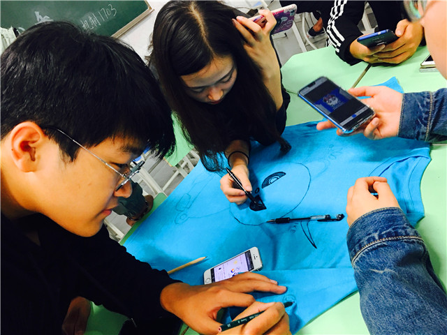 【完满班级】白茶清欢无别事 闲庭醉花亦醉画——机制1703班举办“别出心裁 我型我秀”完满班级活动