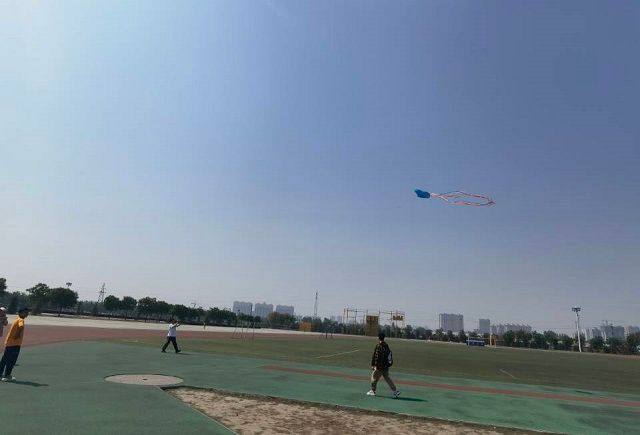 【完满班级】放飞风筝与梦想 传递爱心与祝福——艺术传媒学院视觉2004班趣味风筝比赛