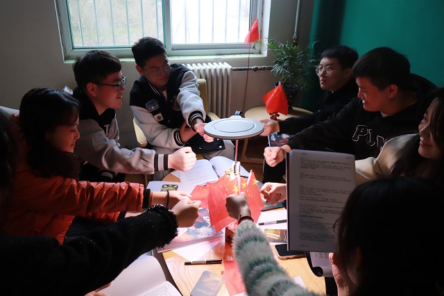 红色之火熊熊不熄 向阳生长永不彷徨——经济与管理学院第二届红色剧本杀主题党日活动