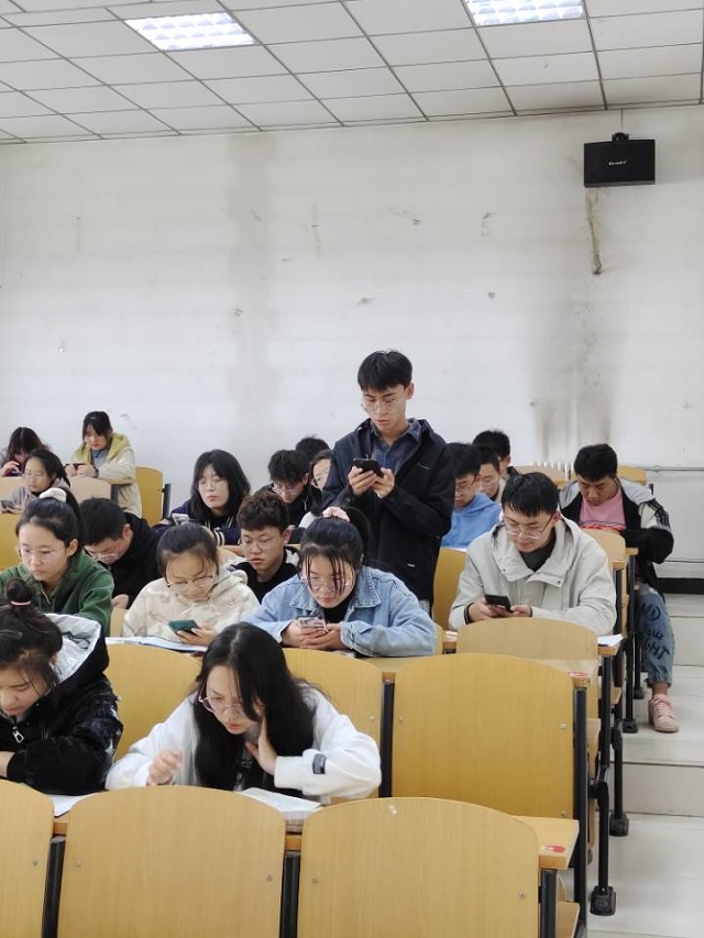 【辅导员说完满】普法宣传不停歇 提升文明入人心——经济与管理学院“辅导员说完满”专题活动