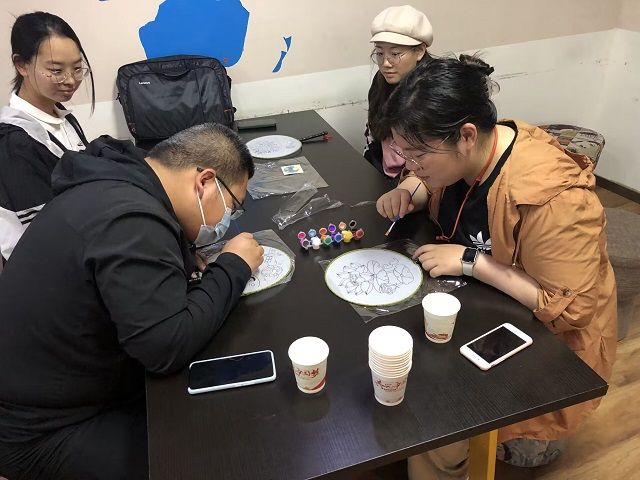 【完满团支部】传承团扇文化 手绘一丝清风——食品与环境学院食安2002班完满团支部活动