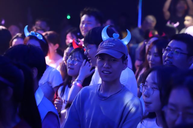 炫彩!嗨燃!暖心!这是一场多巴胺飙升的阿信专属毕业派对
