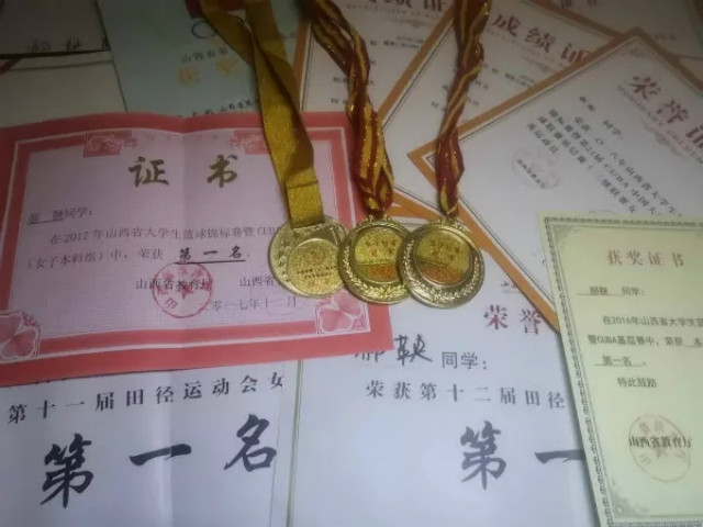闪光的信院第240期:篮球场下 聆听她们的热爱与坚守