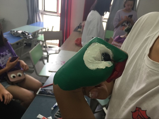 【完满班级】“写”意青春 彩笔“生”花——艺术传媒学院环设1602、1604班举办“指尖的艺术 跃动的色彩“手指绘画活动