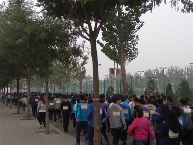 我院举办2015康宝莱·全国大学生迷你马拉松公益挑战第一期“涂鸦跑”