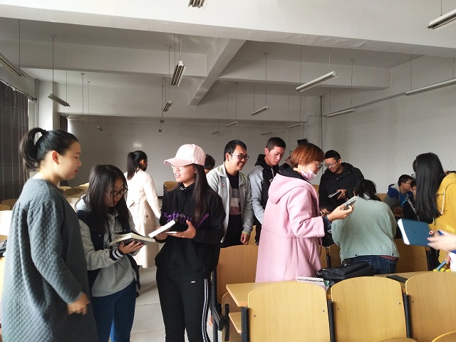 【完满班级】“侣书易友”用爱心充填心灵——环科系环科1701班、资环1701班举办完满班级活动