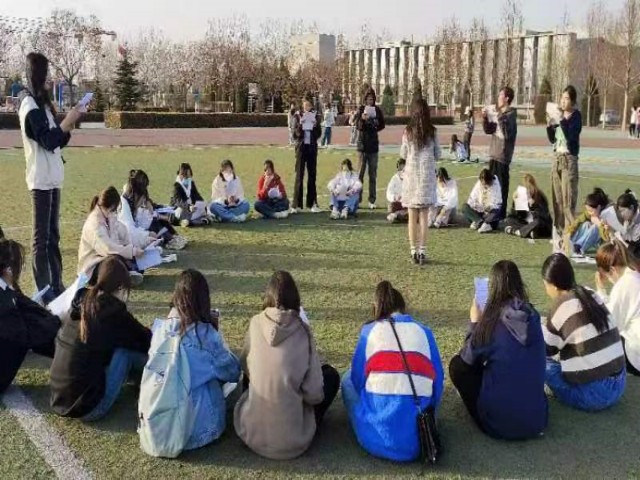 【完满团支部】品大咖事迹 塑强健体魄——商务英语学院英语2205班完满团支部活动