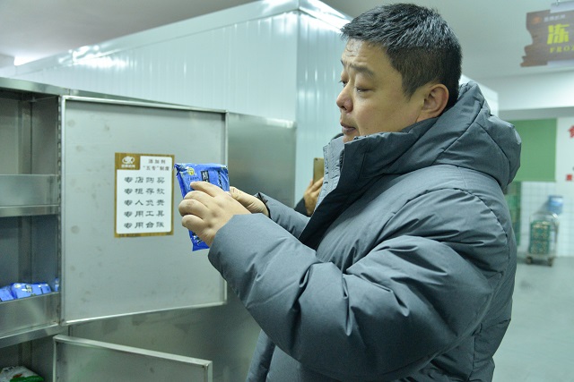 “走进后厨 眼见为食”主题权益活动守护学生健康