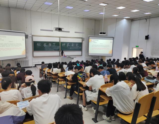 【辅导员说完满】忙在当下 种在未来——大数据学院、信息工程学院2022级辅导员说完满活动