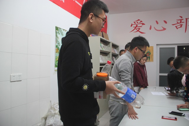 “心随瓶动”公益之心 公益之行——远景学院“变废为宝”活动圆满结束