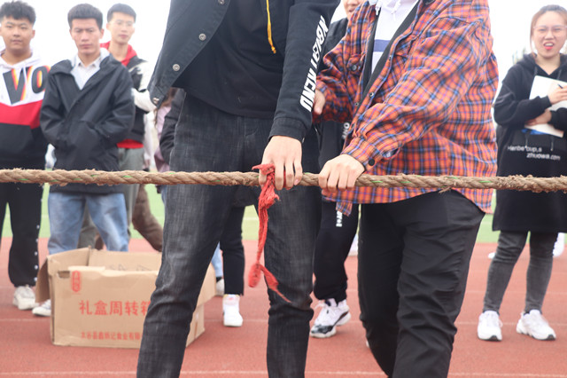 热血经管 拔河竞技聚人心——经济与管理学院第十一届“千钧一‘拔’麻绳保卫战”新生杯拔河比赛