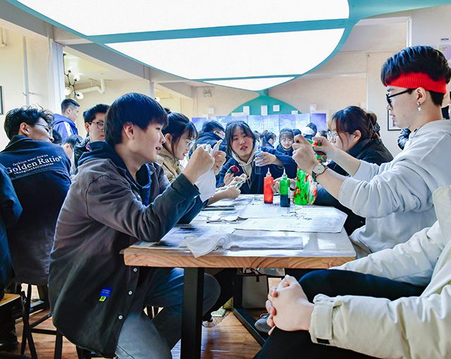 【青马工程】民俗传承 意蕴扎染 触碰古朴的浪漫——艺术传媒学院携手大数据学院、信息工程学院和三达书院举办学生骨干“知行班”意蕴扎染工艺制作活动