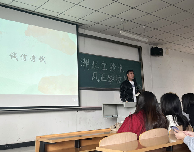 【辅导员说完满】潮起宜踏浪 风正好扬帆——淬炼·国际商学院2020级“辅导员说完满”专题活动