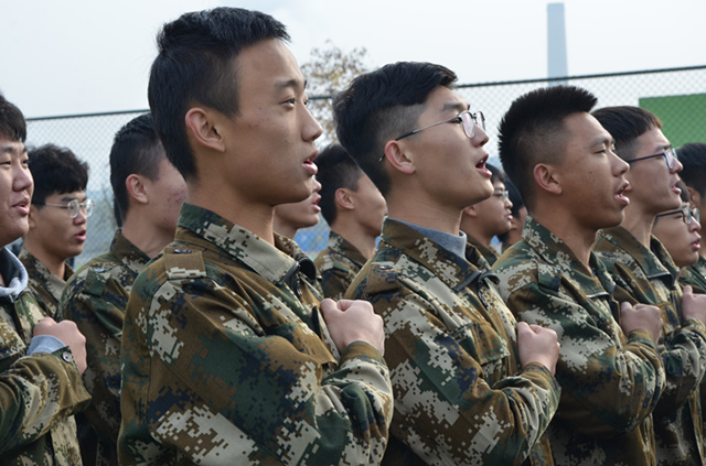 100名淬炼商学院新生走进成长训练营淬炼自我成长