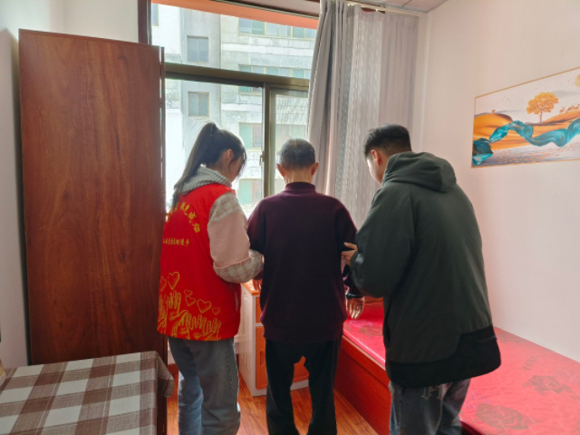 【完满团支部】弘扬雷锋精神 倡导雷锋新风尚——商务英语学院英语2206班完满团支部活动