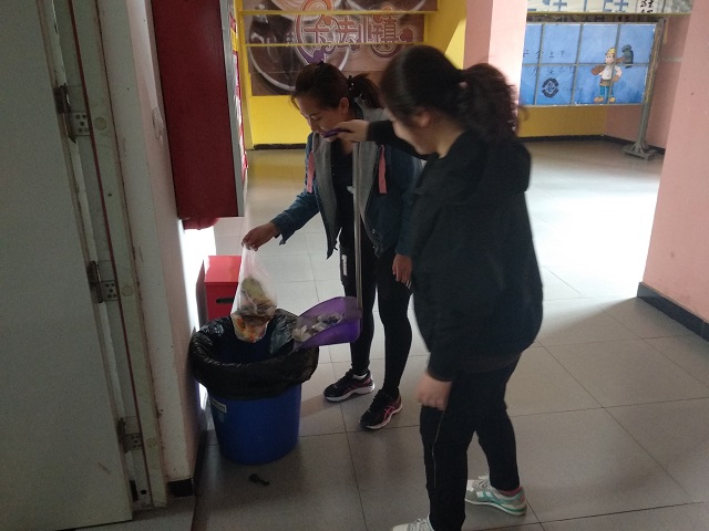 【完满班级】向上向善 做守护环境的天使——艺术传媒系2017级举办“向上向善 美化环境教室清洁”活动