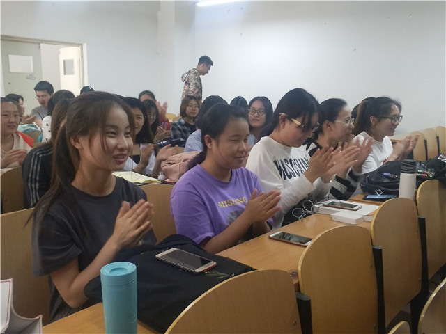 【完满班级】妈妈 我还能拿什么来歌颂你——淬炼商学院五月完满班级主题活动（二十二）