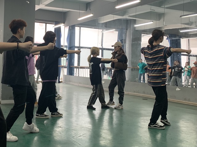 全力备战！星启舞战队训练进行时